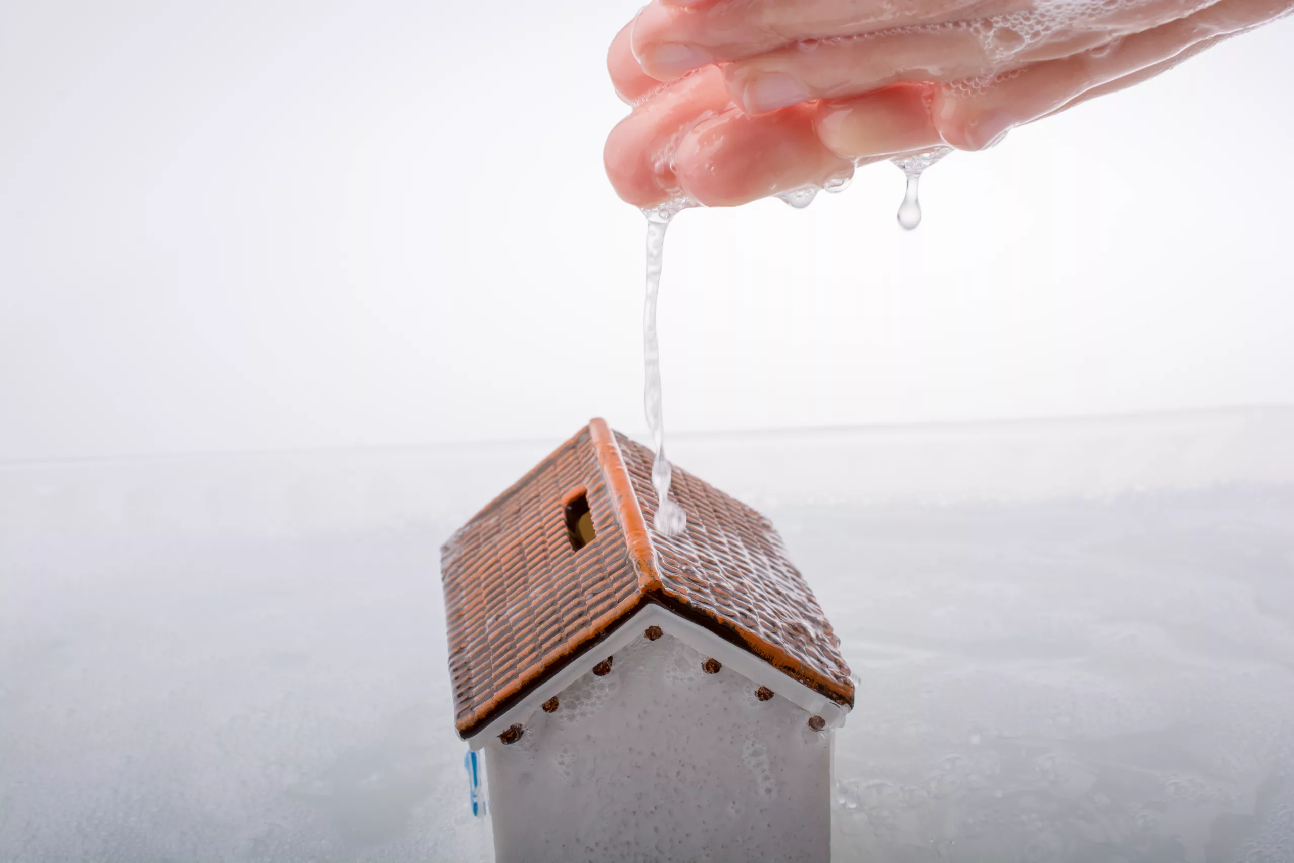 L'Humidité : origines et traitement avant une vente immobilière - SAFTI