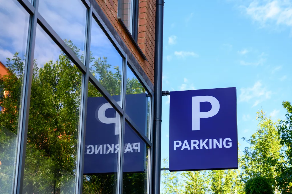 Panneau de stationnement dans un centre commercial