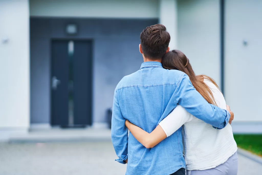 Couple devant maison